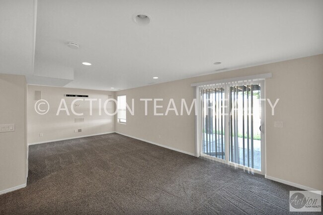 Building Photo - Mid-Row Townhome in Riverton