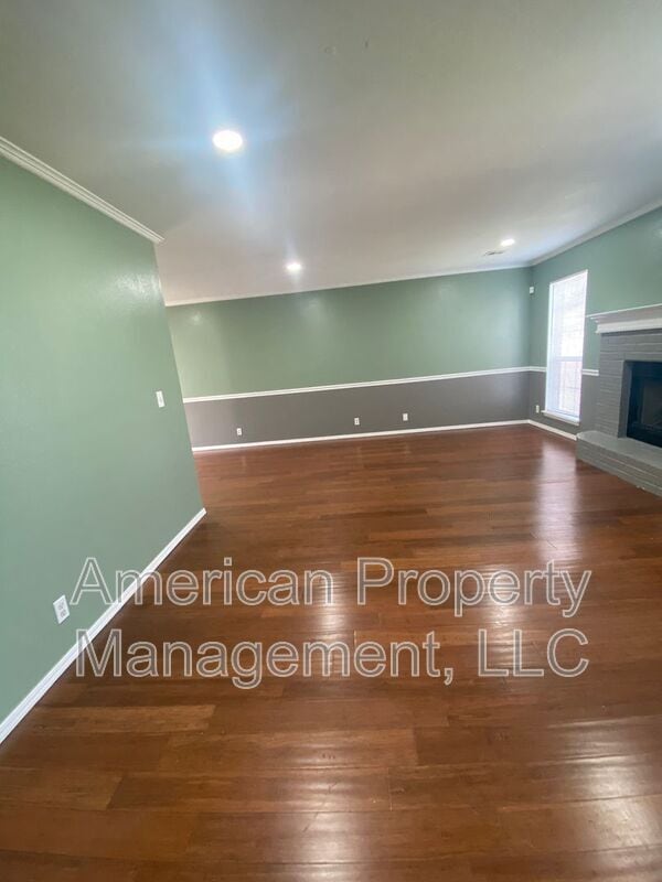 Building Photo - 6318 S Newport Ave