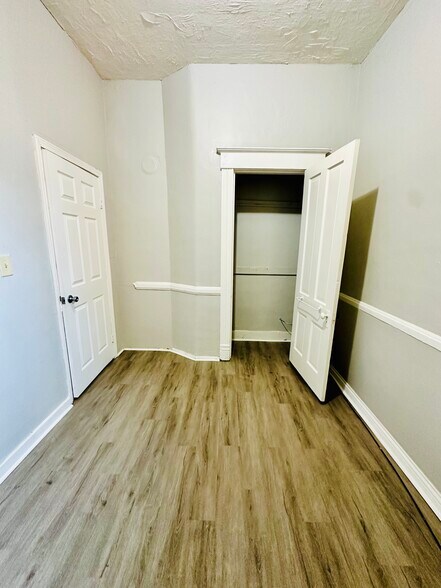 Building Photo - 2823 Garfield Ave