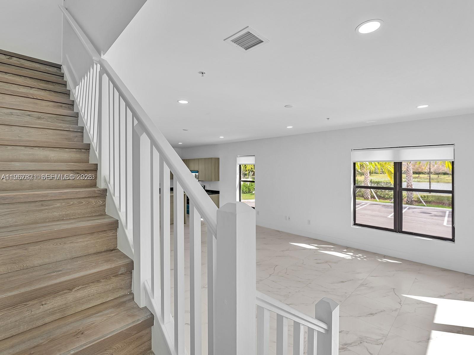 Building Photo - 6130 SW 36th Ct