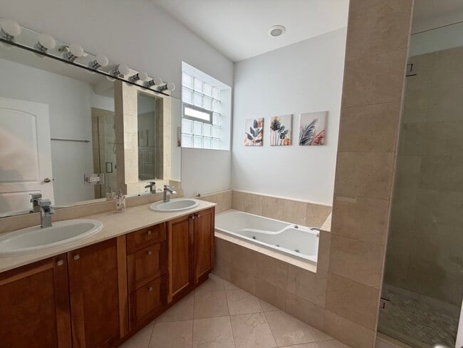 Building Photo - 1730 N Western Ave