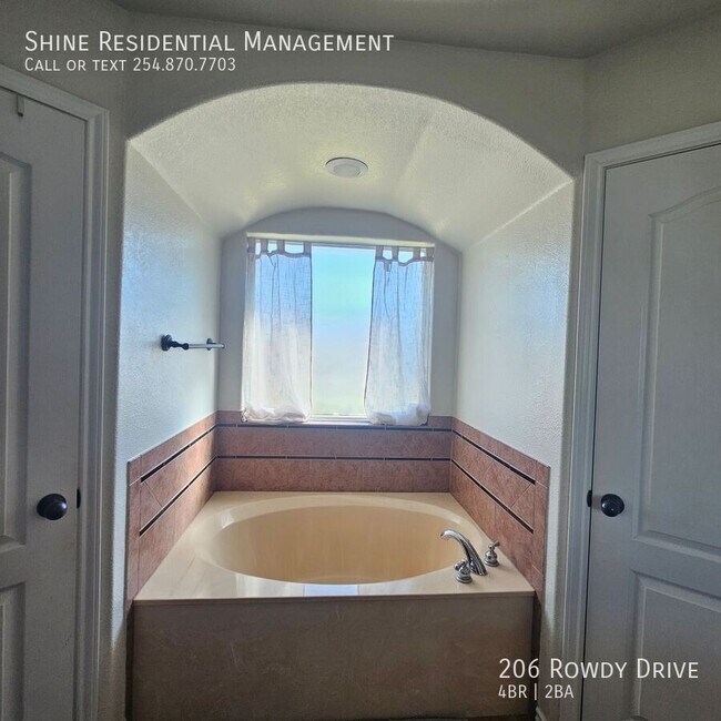 Building Photo - 206 Rowdy Dr