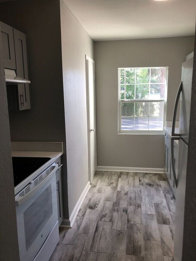 Building Photo - 2bedrooms Available June 2025 in Palms West