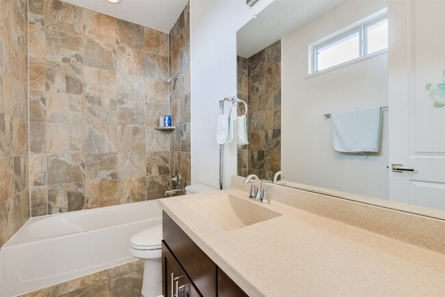 Building Photo - 5429C Hidalgo St