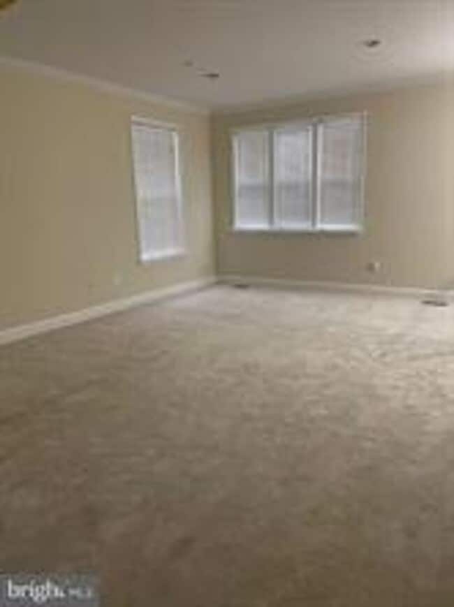 Building Photo - END UNIT TOWNHOUSE WITH 2 CAR GARAGE, 4 BEDROOMS AND 3.5 BATHS..FINISHED REC ROOM