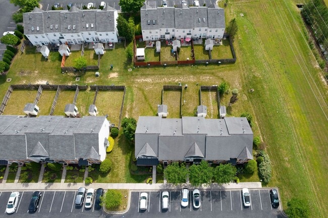 Building Photo - Well-maintained townhouse in Richmond