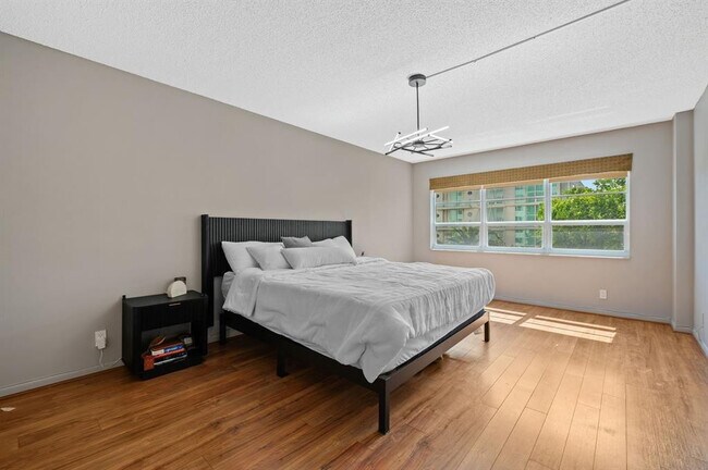 Building Photo - 340 Sunset Dr