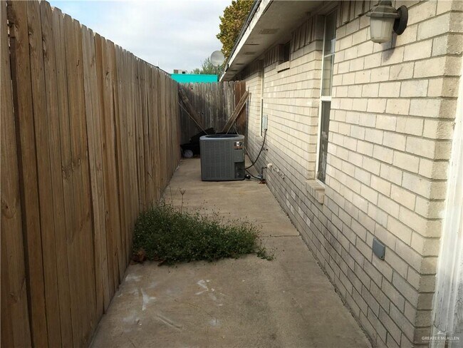 Building Photo - 9 Angus St