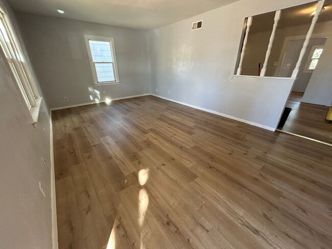 Building Photo - Large 3 bed 1 bath Home