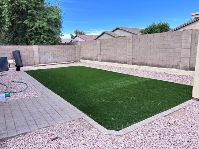 Building Photo - 2720 E Hulet Dr