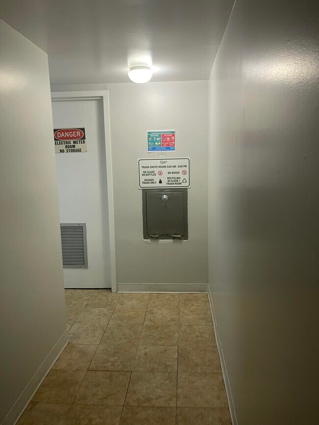 Building Photo - 1237 Hillsboro Mile