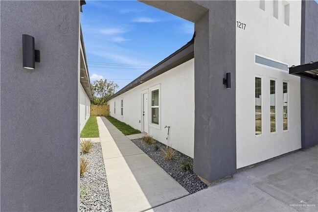 Building Photo - 1217 Rosewood Ln