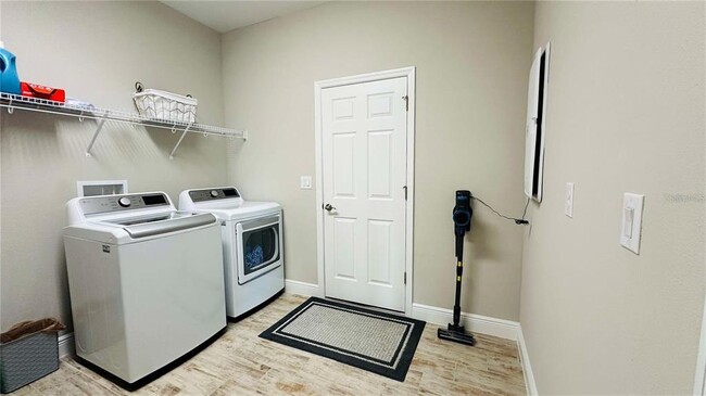 Building Photo - 12661 Oak Hill Way