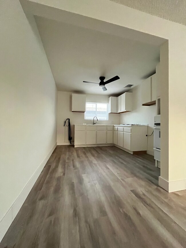 Building Photo - 2516 Vanderbilt Ln