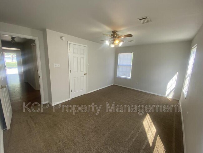Building Photo - 2104 Savannah St