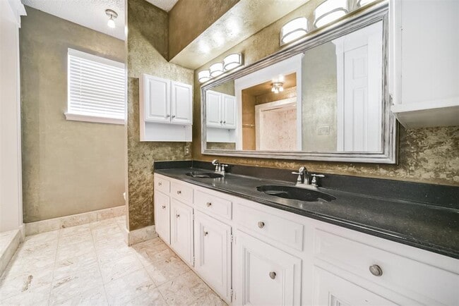 Building Photo - 15738 Fleetwood Oaks Dr