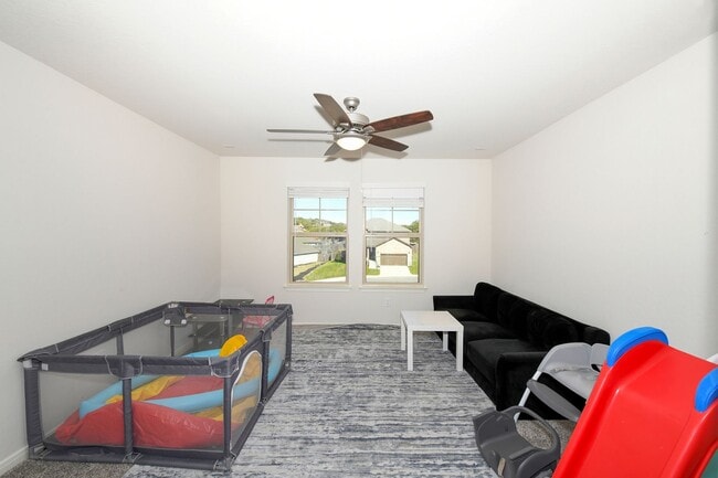 Building Photo - Nestled in the highly sought-after Scenic ...