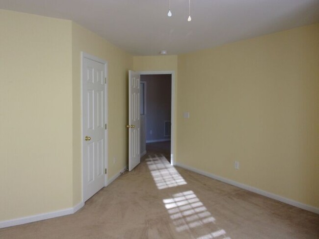 Building Photo - Spacious 3 Bedroom 2 1/2 Bath Townhome in ...