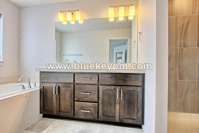 Building Photo - 5 Bed, 3 Bath Home with Tesla Charger in Orchards Near Hockinson Meadows Park