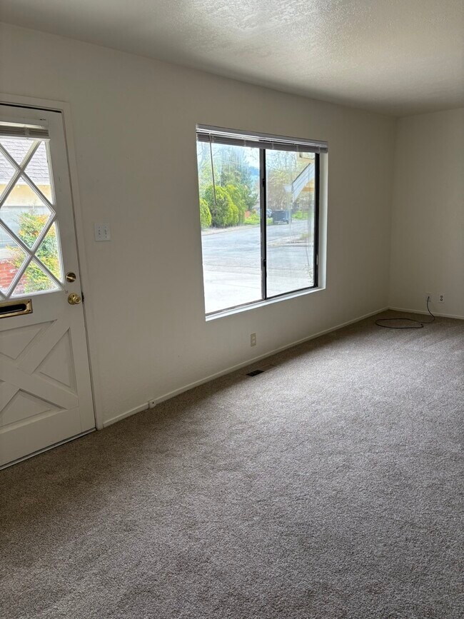 Building Photo - 3955 Princeton Dr