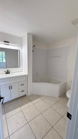 Building Photo - 2080 Greenview Shores Blvd