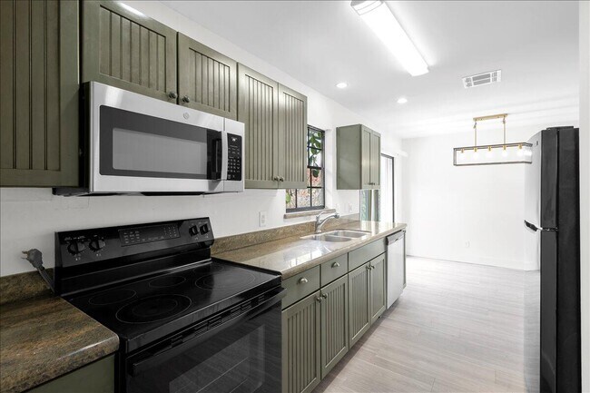 Building Photo - 841 NW Riverside Dr