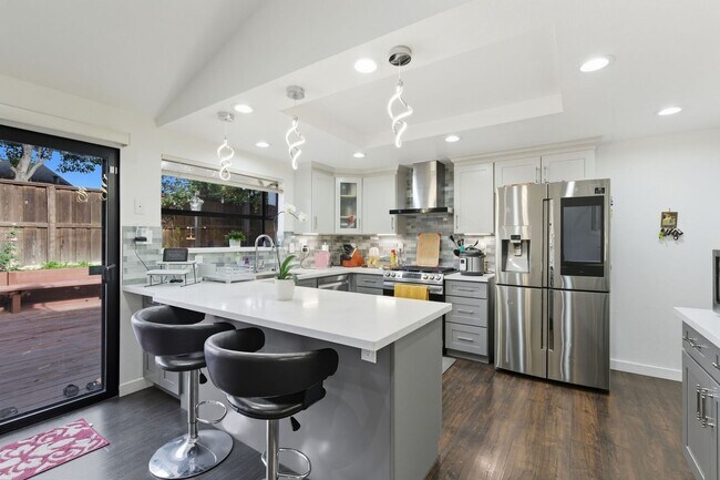 Building Photo - Welcome to elegant living in the heart of ...