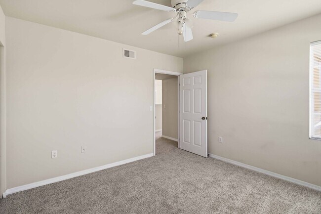 Building Photo - Spacious 2/2 unit available now for annual lease