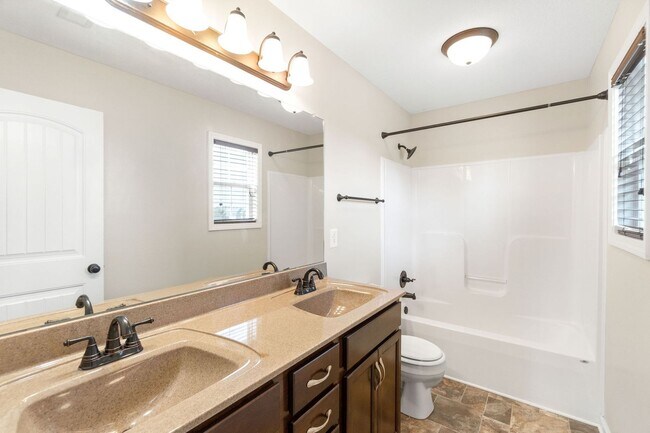 Building Photo - Large home in Hazelwood Area