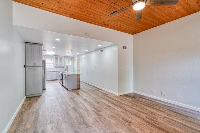 Building Photo - Beautifully Renovated 3 bedroom 2 bathroom Townhouse