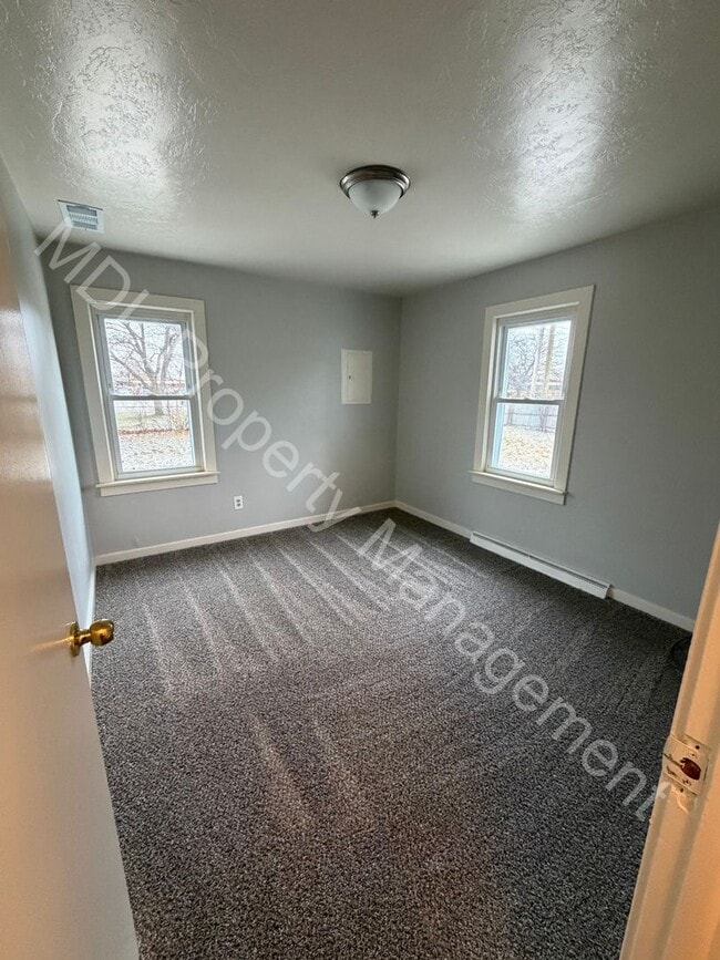 Building Photo - Adorable 2 Bedroom Home with 2nd Level and a Garage!!