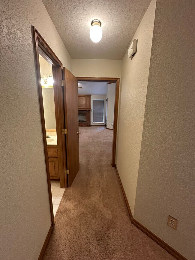 Building Photo - 4 Bed, 2.5 Bath Brick home with 2 car garage