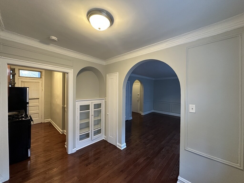 Building Photo - 547 W Surf St