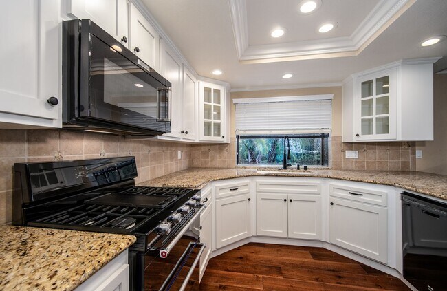 Building Photo - 26253 Cresthaven Ct