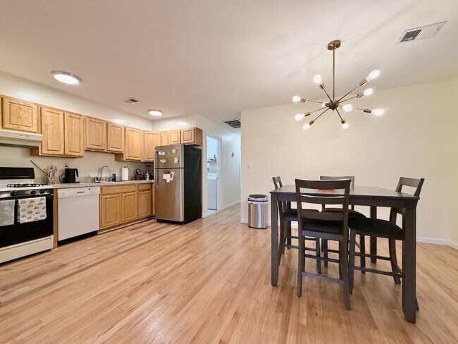 Building Photo - 378 7th St