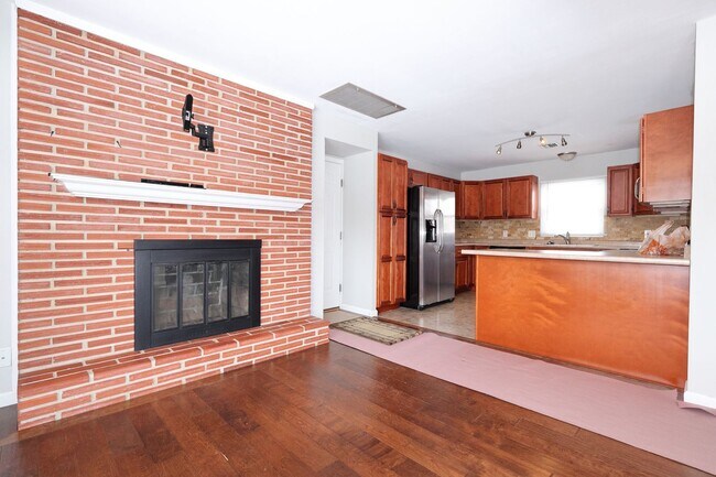 Building Photo - Beautiful 4 Bed 2 Bath w/2 Car Garage