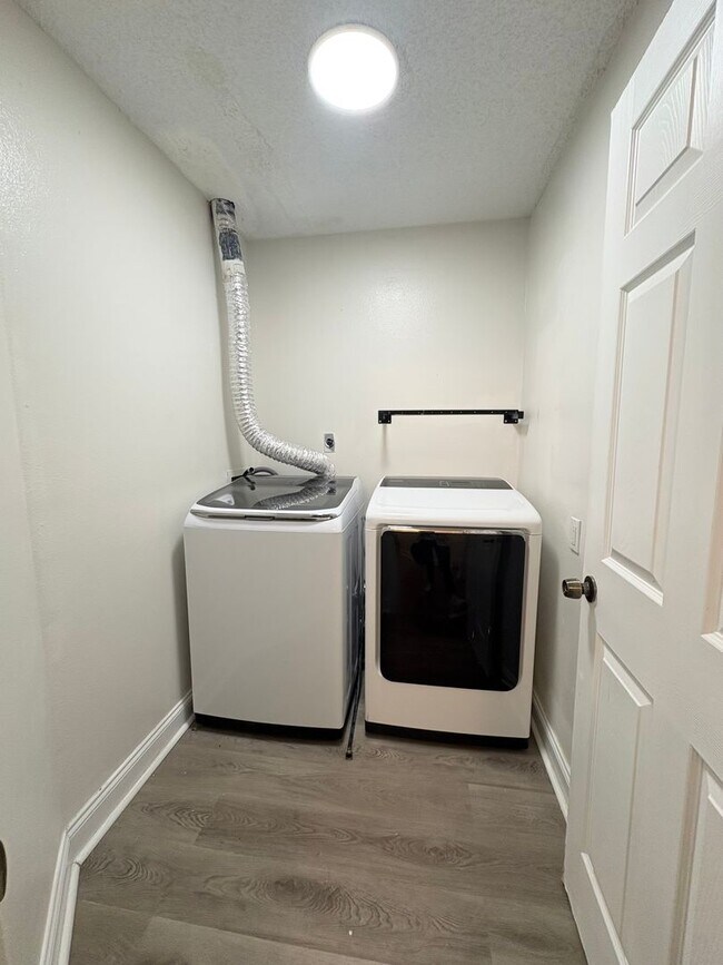 Building Photo - 8824 Coral Palms Ct