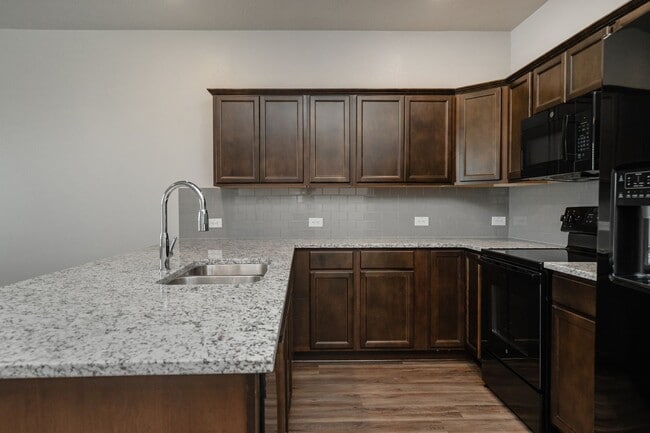 Building Photo - Bright & Cozy Townhome