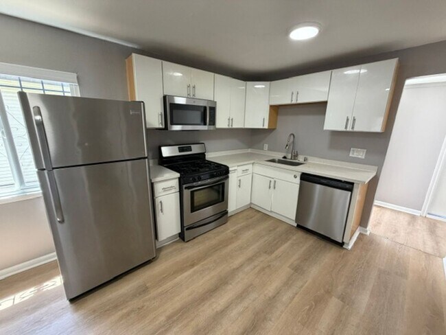 Building Photo - 1/2 Off First Month's Rent, 3Bdrm, 1Bath