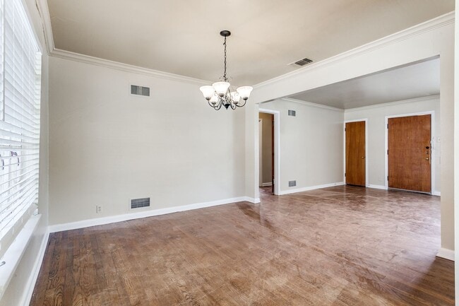 Building Photo - Charming 3-bedroom in the heart of Monticello Park