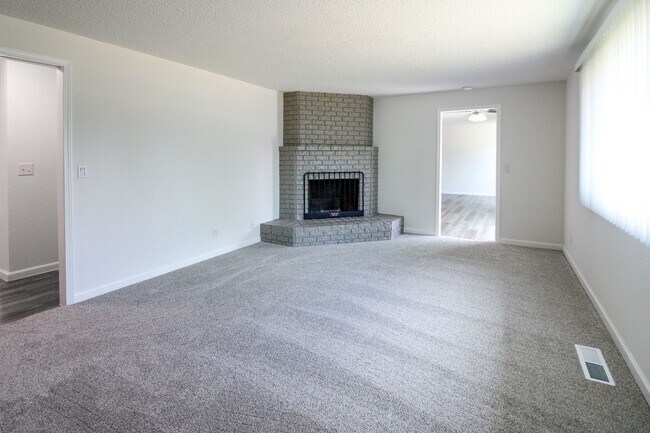 Building Photo - 1488 Warbler Dr SE