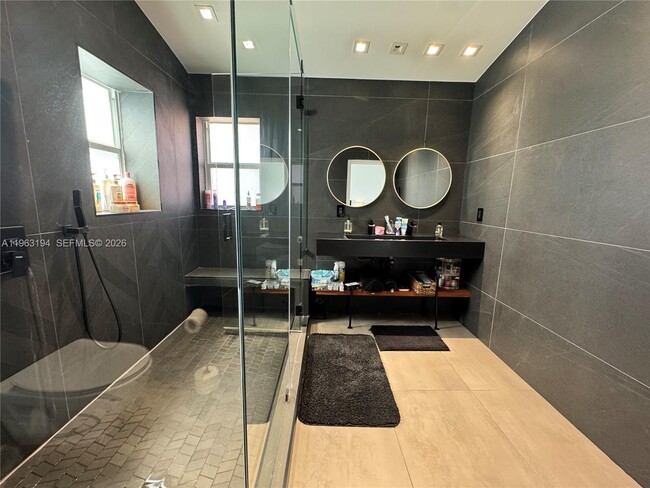 Building Photo - 4943 SW 33rd Way