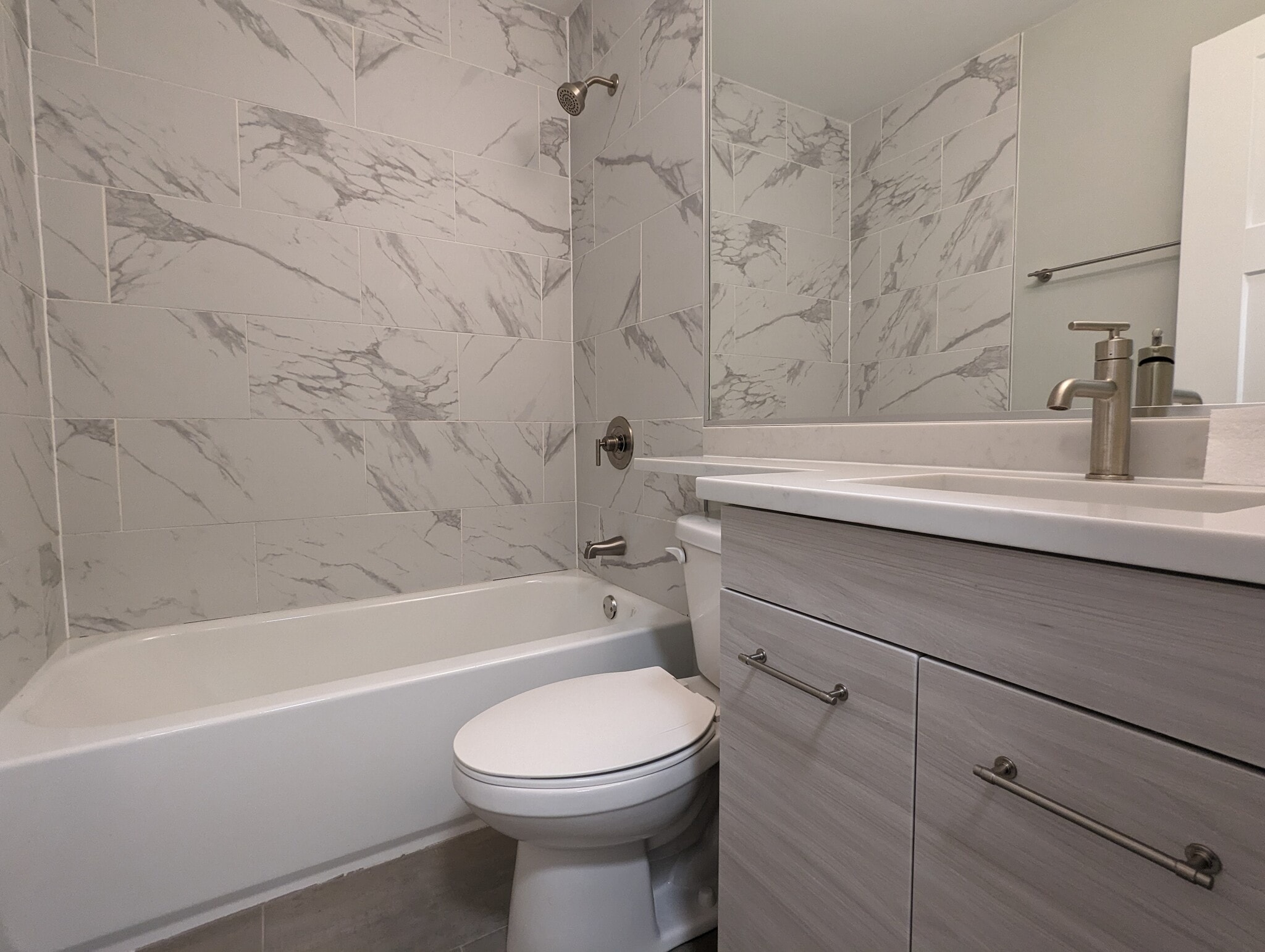 Building Photo - 456 W Barry Ave