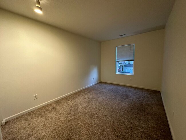 Building Photo - 5721 NE Canard Ct