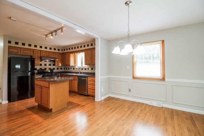 Building Photo - Bright 4-Bed Retreat