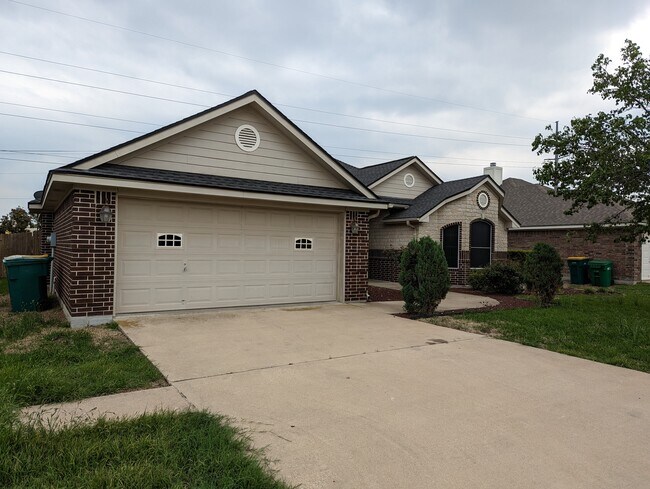 Building Photo - 524 Armstrong Dr