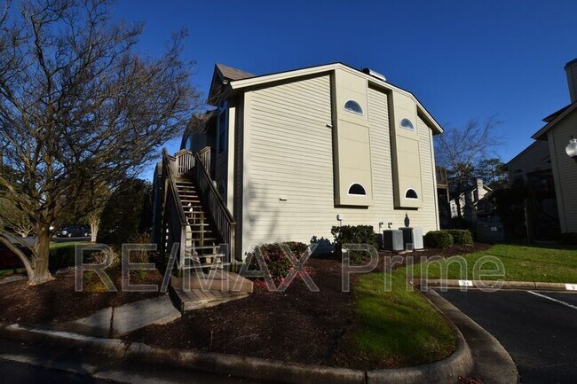 Building Photo - 525 E Lake Cir