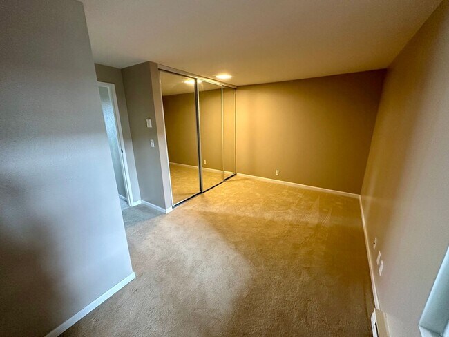 Building Photo - 600 S State St