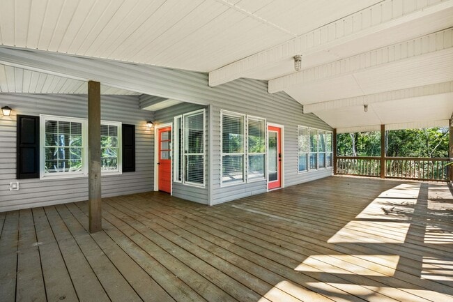 Building Photo - Spacious 4 Bedroom 2 bath home in Pawley's...