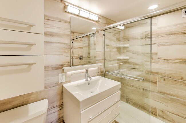 Building Photo - Sunny Studio in Downtown Rockville - ALL U...